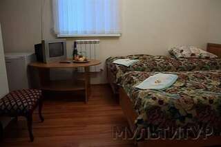 Гостевой дом Inn Maxim Новомихайловский Стандартный двухместный номер с 2 отдельными кроватями и общей ванной комнатой-1